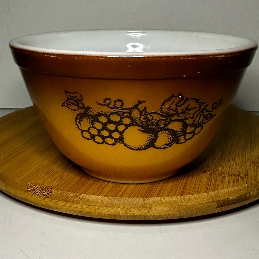 Vintage Pyrex Old Orchard Brown 401 Mixing Nesting Bowl, fruit pattern, 1.5 pint - Picture 1 of 10
